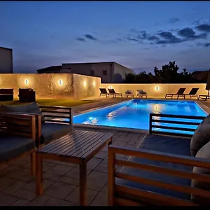 Lucy Apartments With Heated Pool & Free Private Parking Apartment
